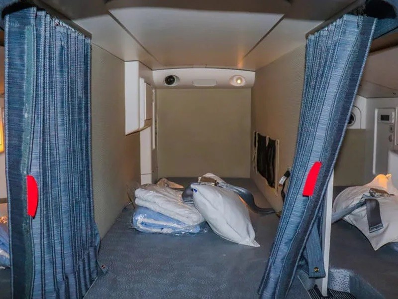 Compartimentele secrete din avion. Locul, ascuns de privirile pasagerilor, unde dorm stewardesele în timpul curselor lungi