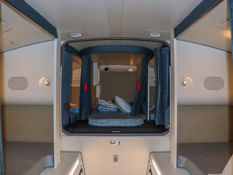 Compartimentele secrete din avion. Locul, ascuns de privirile pasagerilor, unde dorm stewardesele în timpul curselor lungi