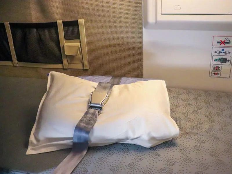 Compartimentele secrete din avion. Locul, ascuns de privirile pasagerilor, unde dorm stewardesele în timpul curselor lungi