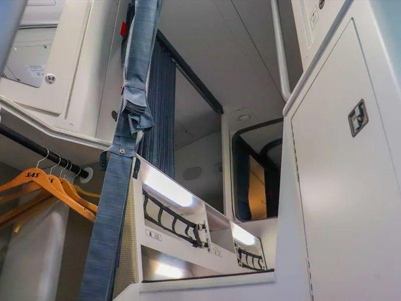Compartimentele secrete din avion. Locul, ascuns de privirile pasagerilor, unde dorm stewardesele în timpul curselor lungi
