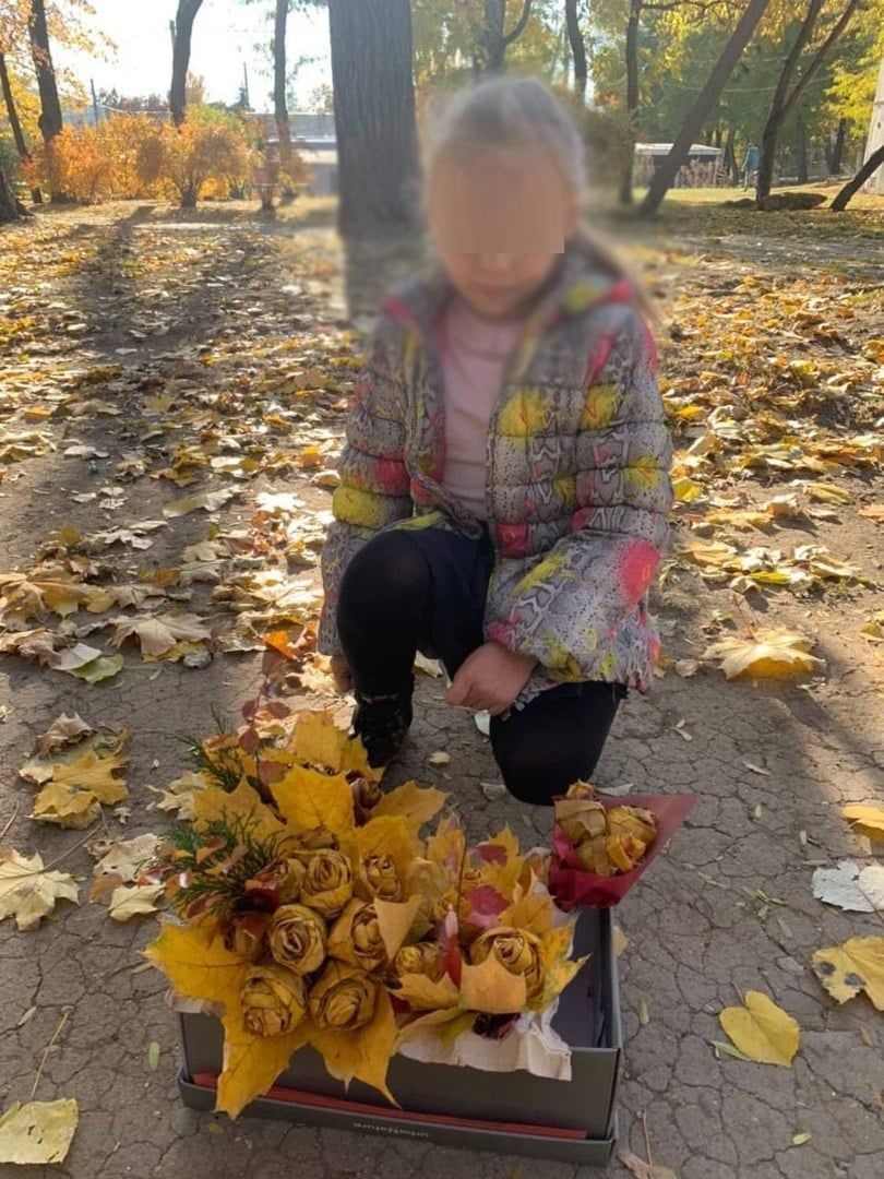 FOTO // O fetiță din Bălți vinde buchete din frunze: Are un vis