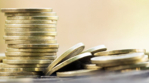 Moldovenii se împrumută mai mult decât economisesc: Creditele duc la SCUMPIREA produselor