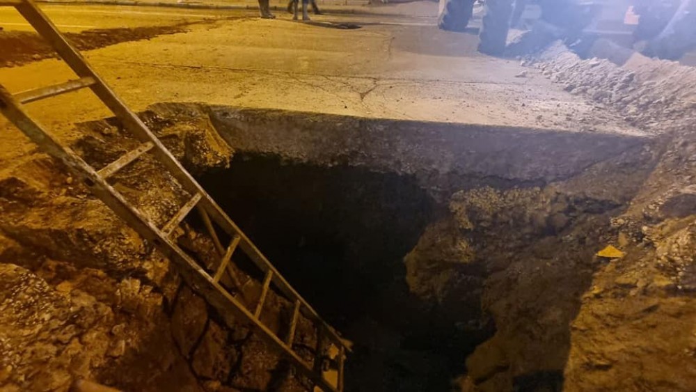 FOTO // CRATER imens apărut pe strada Ismail din Chișinău. Autoritățile recomandă evitarea zonei