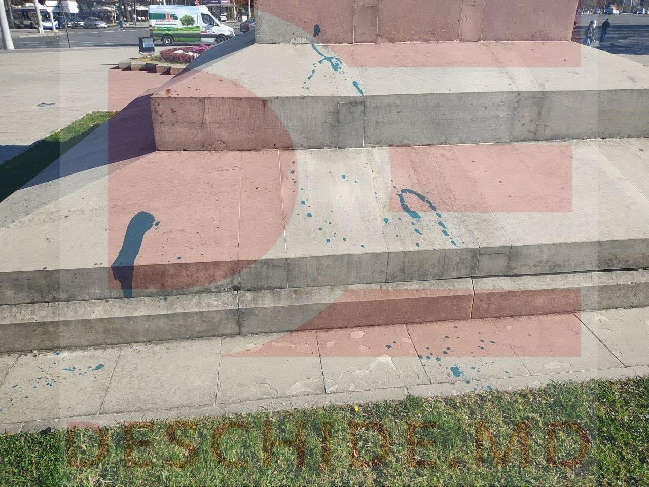 FOTO // Monumentul lui Ștefan cel Mare din Chișinău a fost vandalizat cu verde de briliant