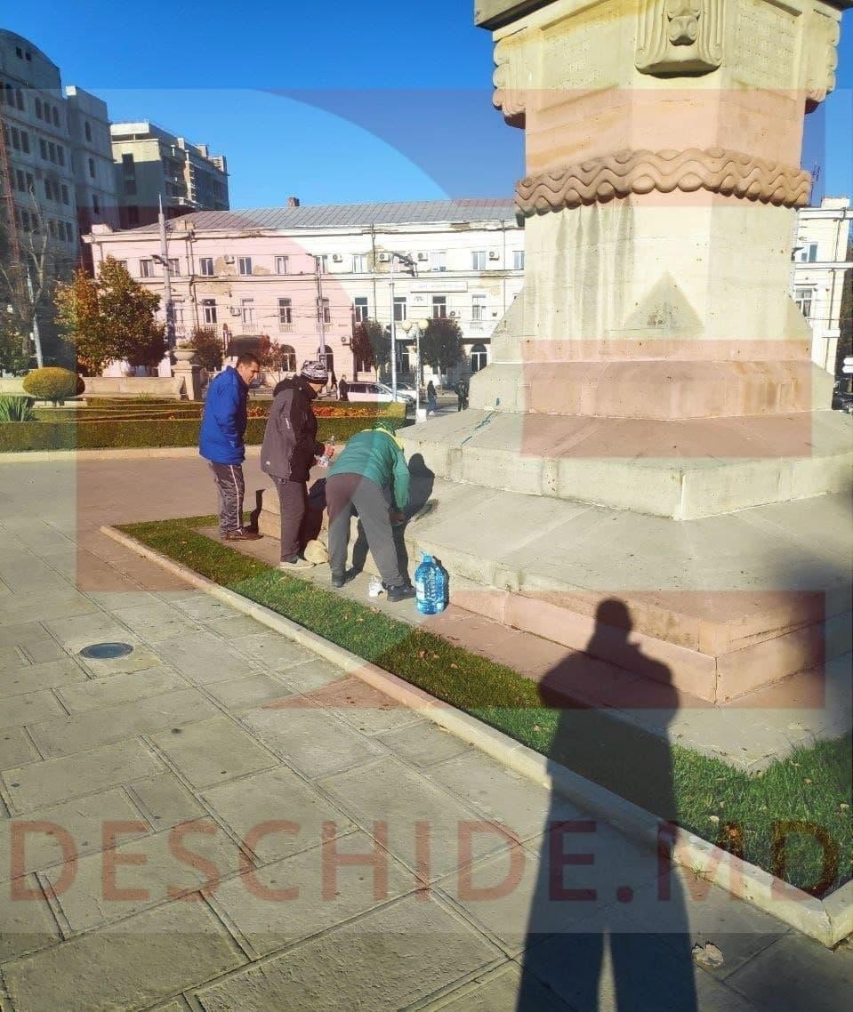 FOTO // Monumentul lui Ștefan cel Mare din Chișinău a fost vandalizat cu verde de briliant