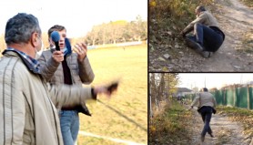 VIDEO // Primarul unui sat, prins beat criță chiar în timpul orelor de muncă. Cade pe jos în timp ce fuge de polițiști și jurnaliști