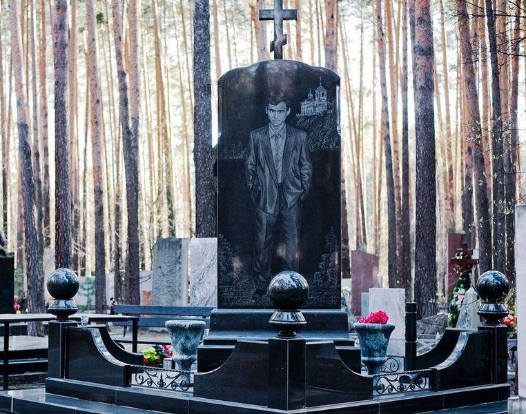 Imagini incredibile: Cimitirul extravagant al mafioților din Rusia. Cum își arată gangsterii bogăția și puterea, chiar și după moarte