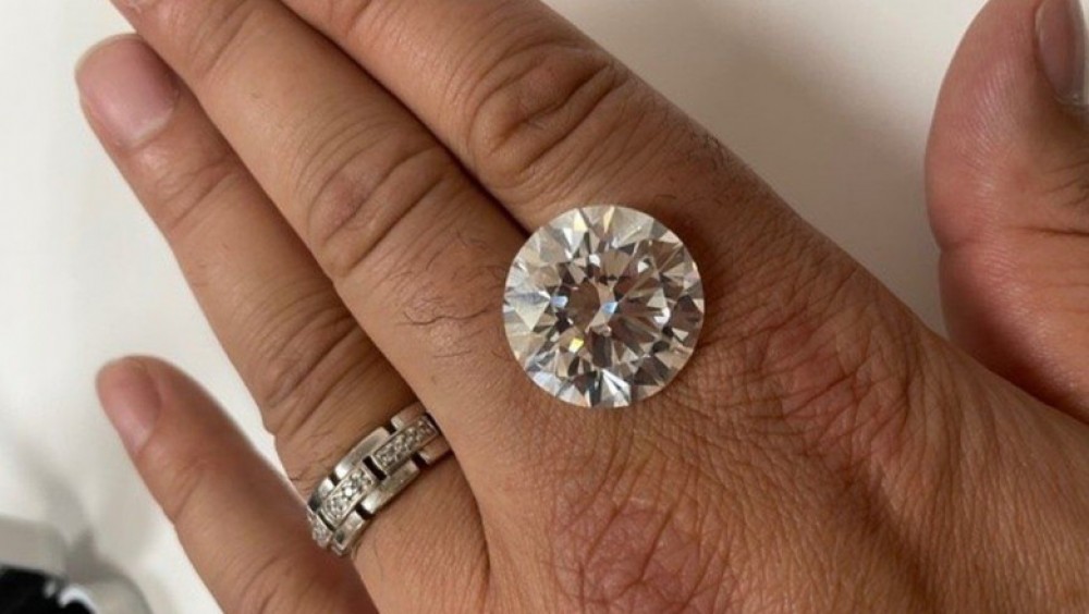 A vrut să arunce la gunoi 2,4 milioane de euro. Povestea pensionarei care a descoperit că deținea un diamant de 34 de carate