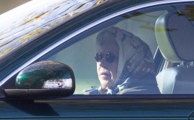FOTO // Regina Elisabeta a II-a, surprinsă la volan deși medicii i-au recomandat 2 săptămâni de odihnă