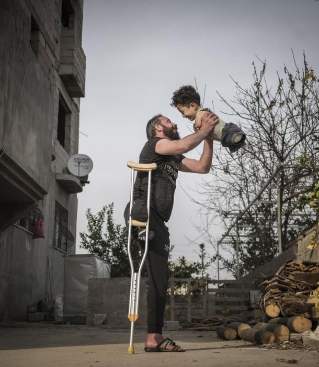 Fotografia anului 2021 // „Încercările vieții". Povestea înduioșătoare din spatele unei imagini