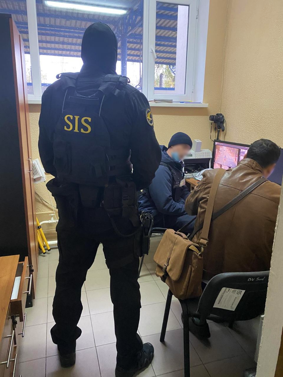 ULTIMA ORĂ // Trei polițiști de frontieră și trei contrabandiști au fost reținuți de SIS și PCCOCS