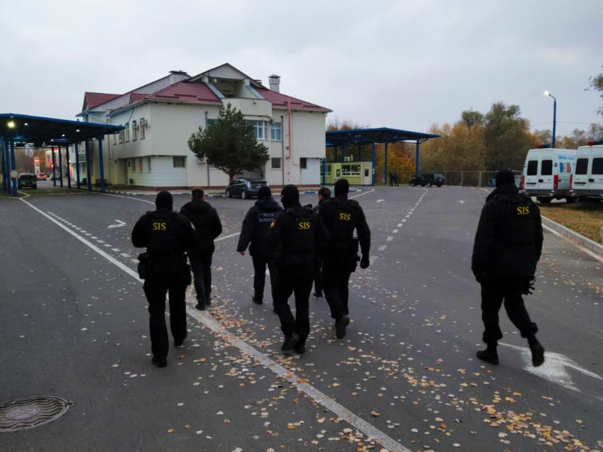 ULTIMA ORĂ // Trei polițiști de frontieră și trei contrabandiști au fost reținuți de SIS și PCCOCS