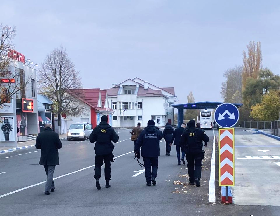 ULTIMA ORĂ // Trei polițiști de frontieră și trei contrabandiști au fost reținuți de SIS și PCCOCS