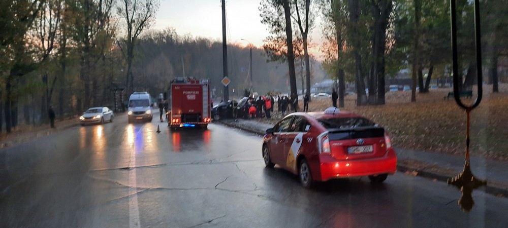 Accident FATAL la Buiucani. Conducătorul automobilului a decedat în drum spre spital