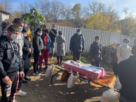 FOTO // Durere fără margini. Fetiţa de 1 an şi 10 luni, ucisă de bonă, petrecută pe ultimul drum