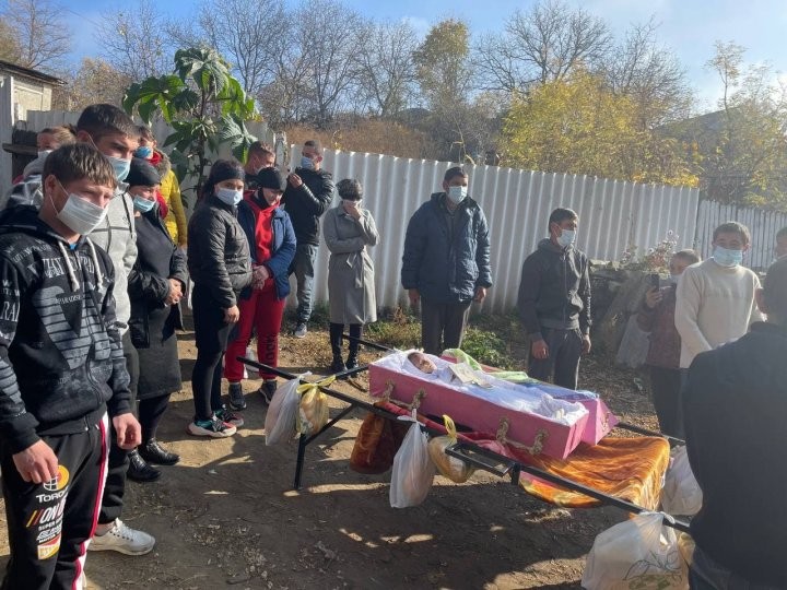 FOTO // Durere fără margini. Fetiţa de 1 an şi 10 luni, ucisă de bonă, petrecută pe ultimul drum