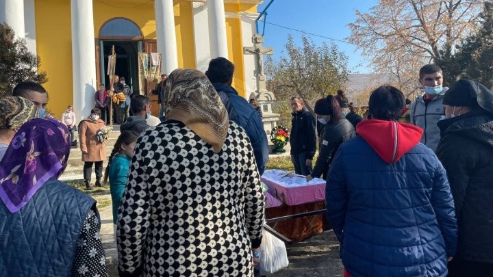 FOTO // Durere fără margini. Fetiţa de 1 an şi 10 luni, ucisă de bonă, petrecută pe ultimul drum
