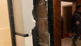 Un bărbat complet dezbrăcat a fost găsit în peretele unui teatru din New York