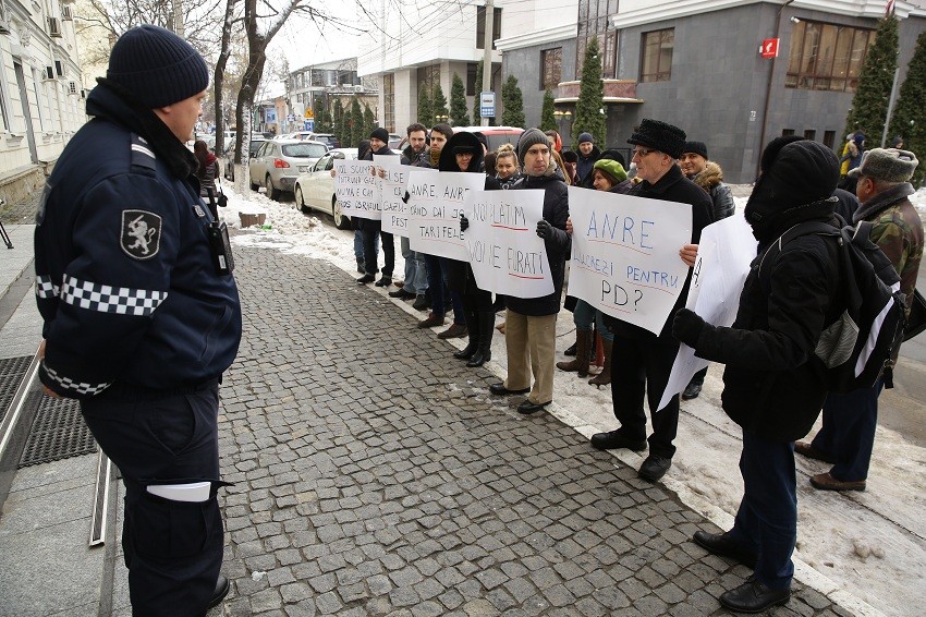 „Țara trece la tizic". Protestul actualei Guvernări, în anul 2018, în fața sediului ANRE