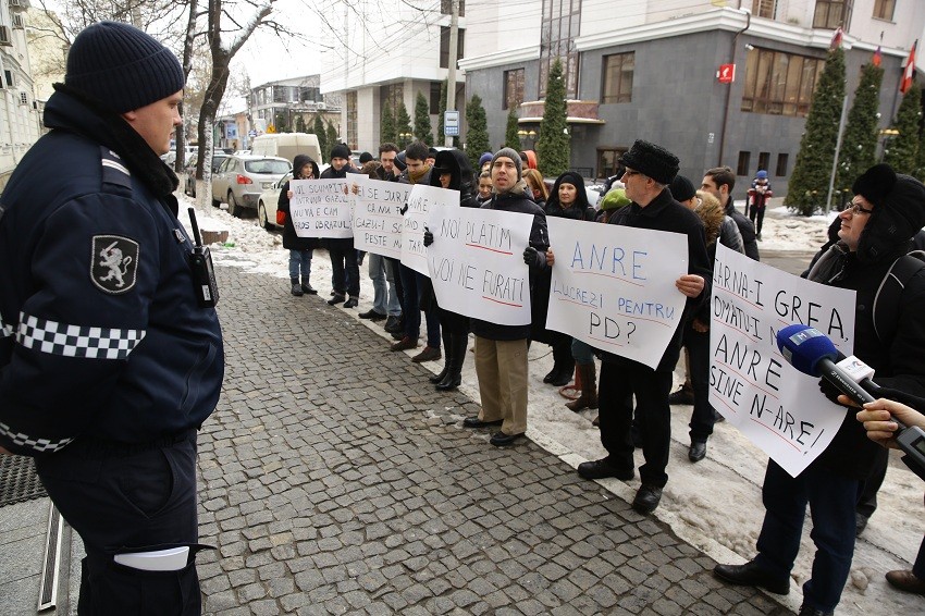 „Țara trece la tizic". Protestul actualei Guvernări, în anul 2018, în fața sediului ANRE