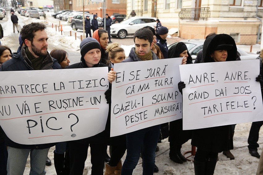 „Țara trece la tizic". Protestul actualei Guvernări, în anul 2018, în fața sediului ANRE