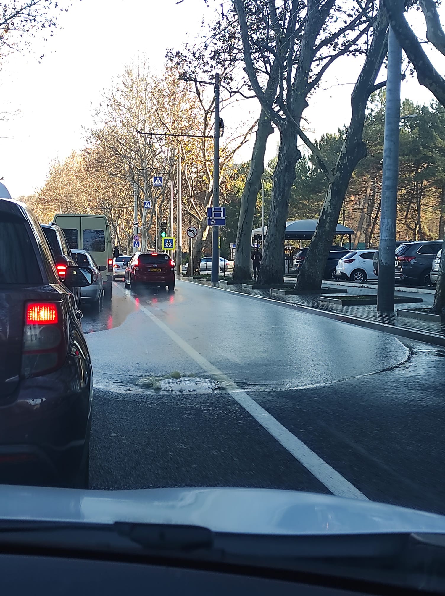 La nici două zile de la aplicarea marcajului rutier, strada Ion Creangă s-a transformat în râu