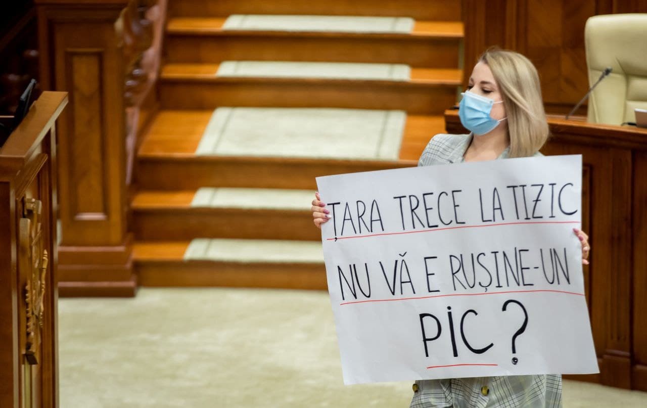 Socialiștii fac circ în Parlament. Ce i-au oferit lui Mihai Popșoi
