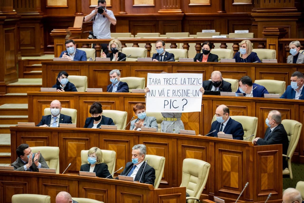 Socialiștii fac circ în Parlament. Ce i-au oferit lui Mihai Popșoi