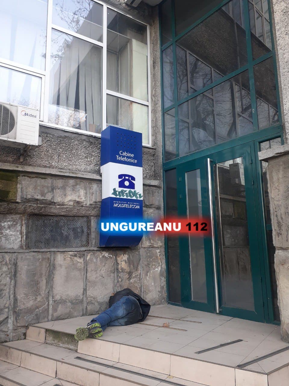 FOTO +18 // Un bărbat a murit pe scările de la „Moldelecom”