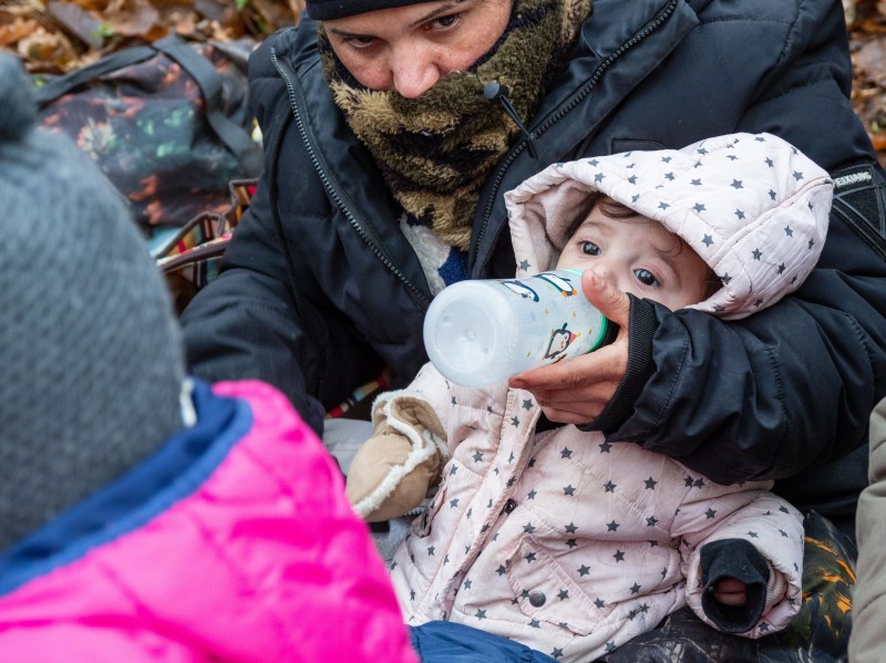 FOTO // „Mi-e foame, mi-e foame!” Peste 200 de copii de migranți blocați la granița dintre Belarus și Polonia suferă de foame și frig