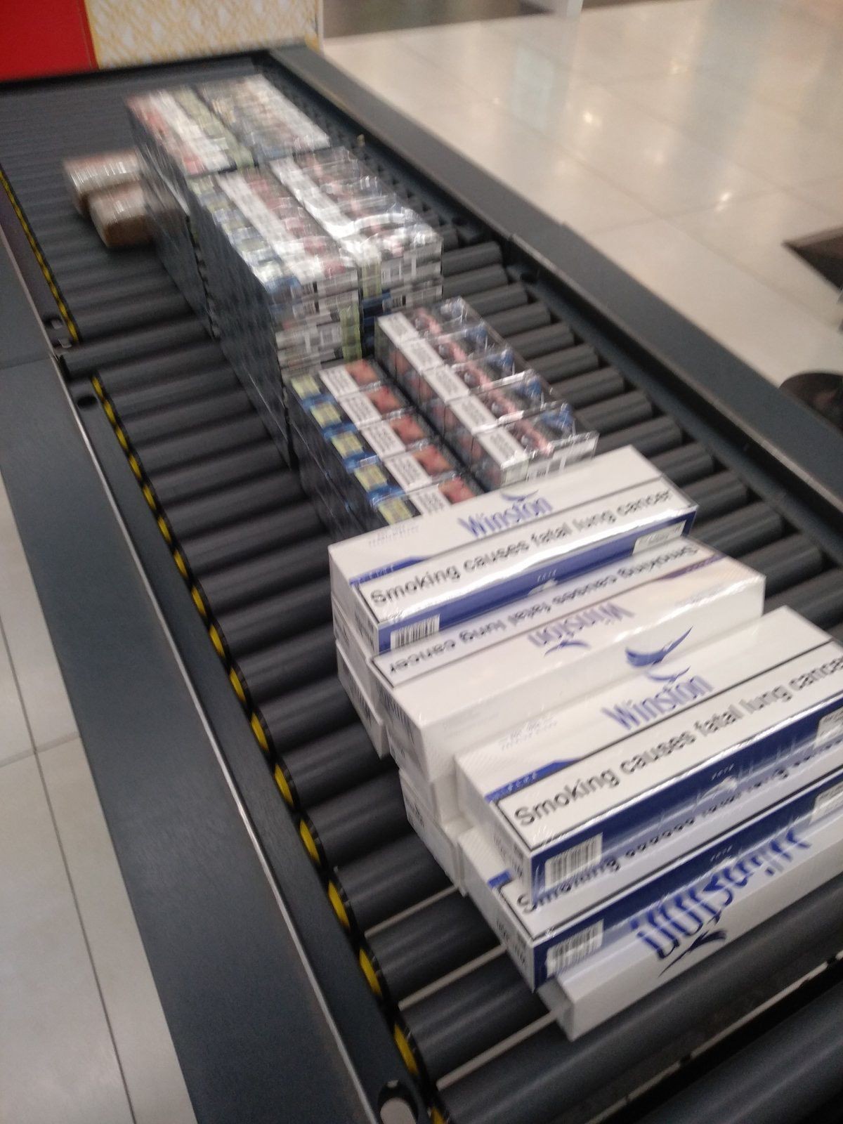 Cu țigările în ghiveciul de flori de pe Aeroportul din Chișinău! Contrabandă destructurată de Poliția de Frontieră