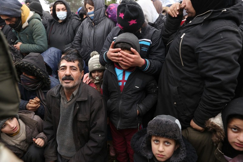 FOTO // „Mi-e foame, mi-e foame!” Peste 200 de copii de migranți blocați la granița dintre Belarus și Polonia suferă de foame și frig