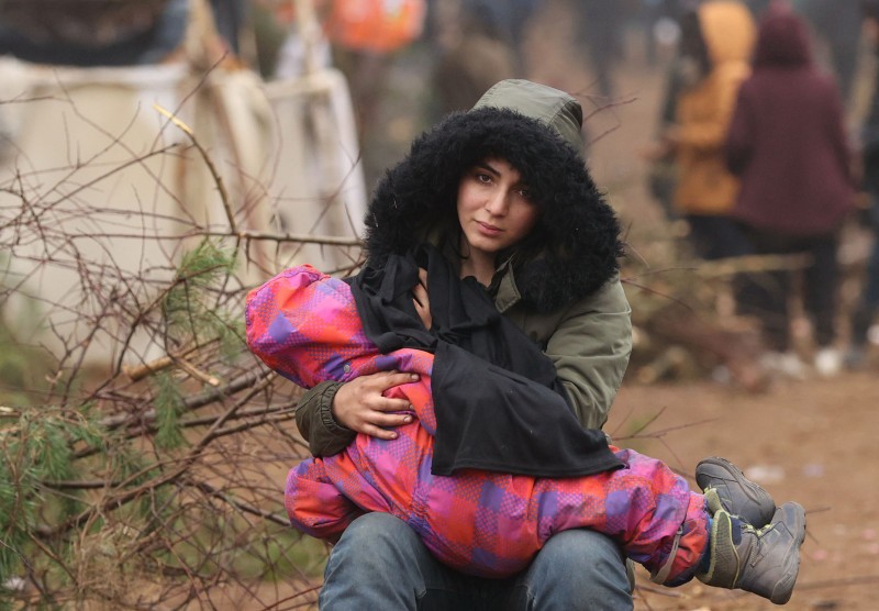 FOTO // „Mi-e foame, mi-e foame!” Peste 200 de copii de migranți blocați la granița dintre Belarus și Polonia suferă de foame și frig