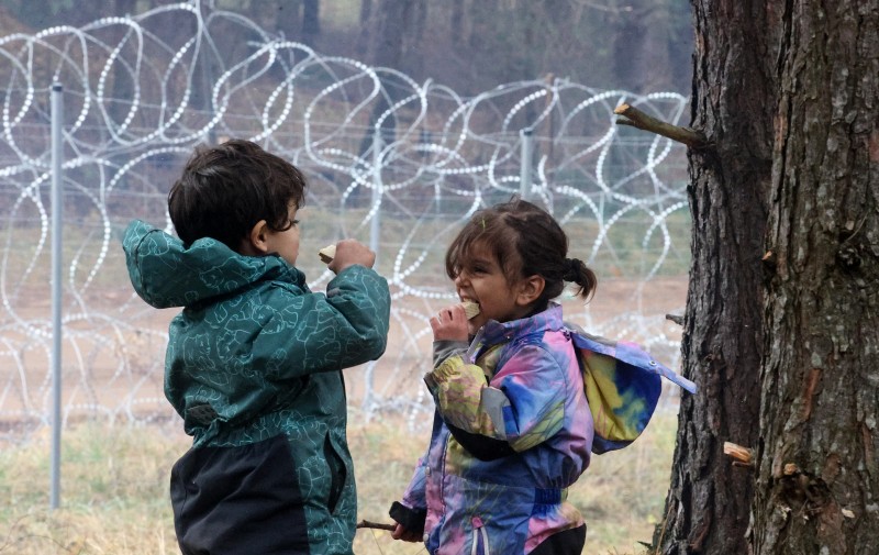 FOTO // „Mi-e foame, mi-e foame!” Peste 200 de copii de migranți blocați la granița dintre Belarus și Polonia suferă de foame și frig
