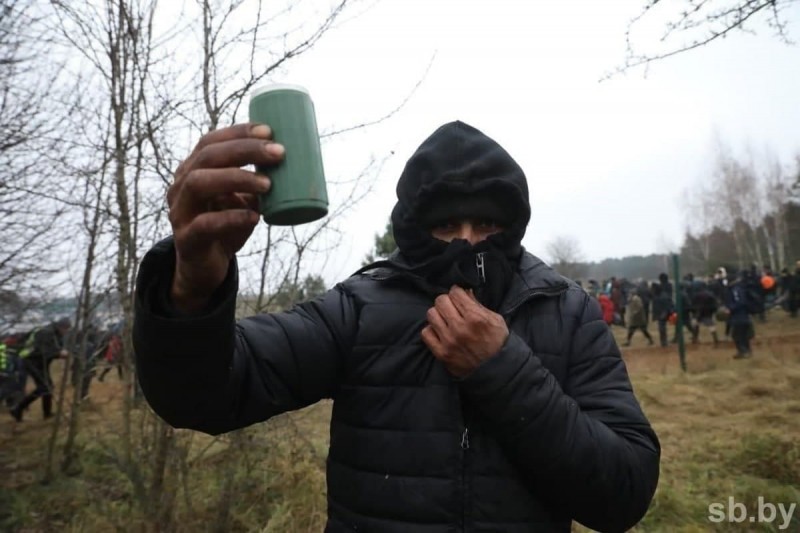 FOTO/VIDEO: Mii de migranți, blocați în teritoriul nimănui, au luat cu asalt frontiera UE. Polonezii au tras cu gaze lacrimogene și tunuri cu apă