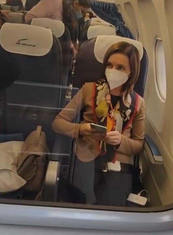 FOTO // Maia Sandu a fost surprinsă în avion. A zburat o cursă regulată și clasa econom