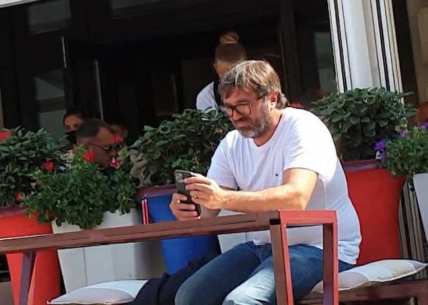 FOTO // Vladimir Andronachi, aflat în căutare internațională, surpins la o terasă din Grecia