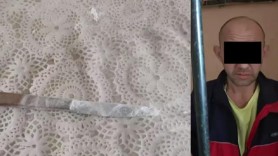 VIDEO // Atacat la Botanica de către vecinul înarmat cu un cuțit. Agresorul a fost reținut