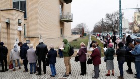 Un nou record de infectări i-a motivat pe unguri să facă cozi la centrele de vaccinare