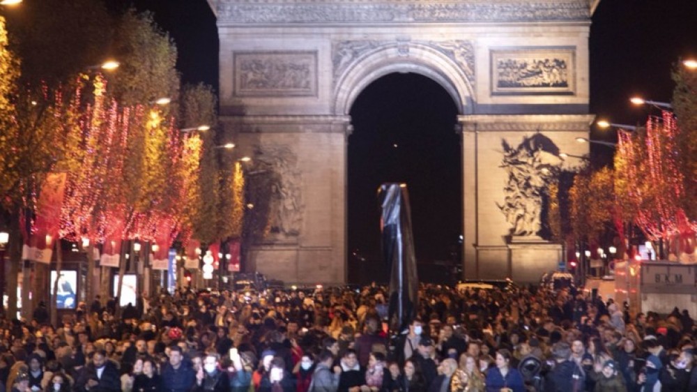 Spirit de Crăciun la Paris: Au fost aprinse luminițele de sărbători pe Champs-Elysees