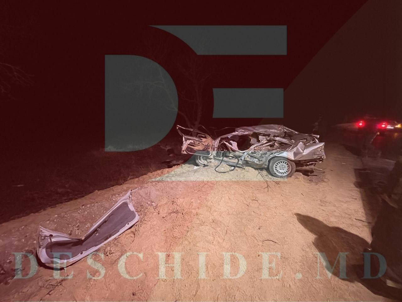 FOTO // TRAGEDIE la Cahul: Șoferul unui BMW a decedat după ce s-a tamponat violent într-un copac