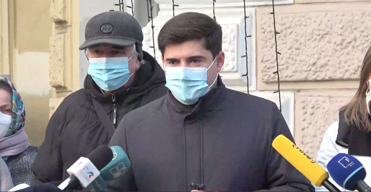 „Populismul nu încălzește!” - Ceban criticat de un grup de protestatari din fața Primăriei Chișinău