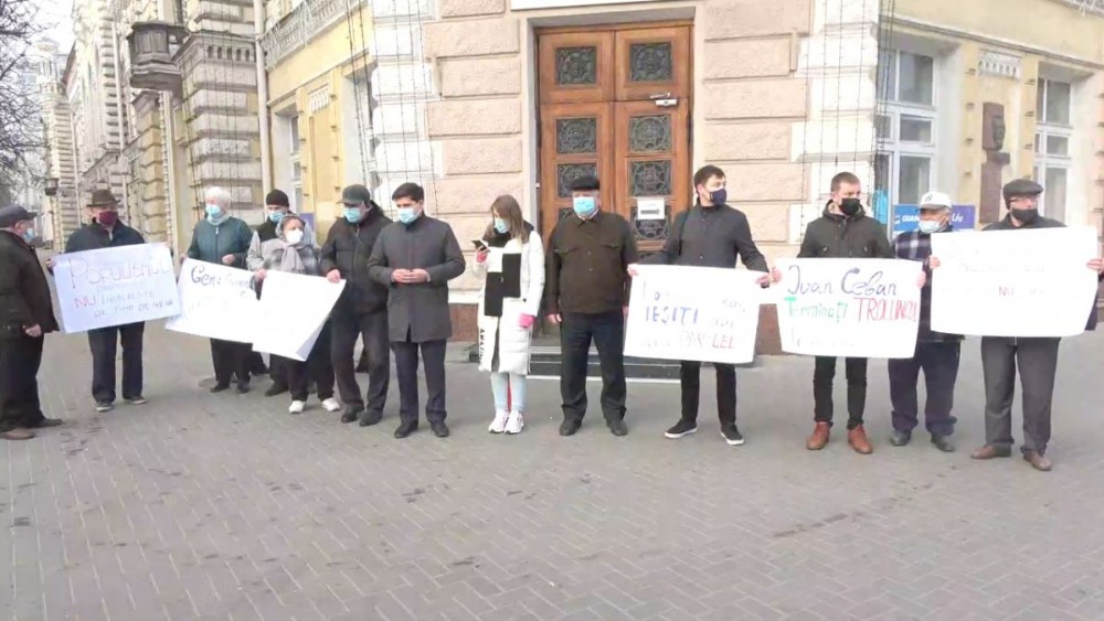 „Populismul nu încălzește!” - Ceban criticat de un grup de protestatari din fața Primăriei Chișinău