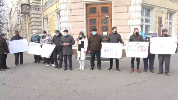 „Populismul nu încălzește!” - Ceban criticat de un grup de protestatari din fața Primăriei Chișinău
