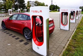 Schimbări radicale în industria auto: Tesla doboară giganții, doar VW mai face față concurenței