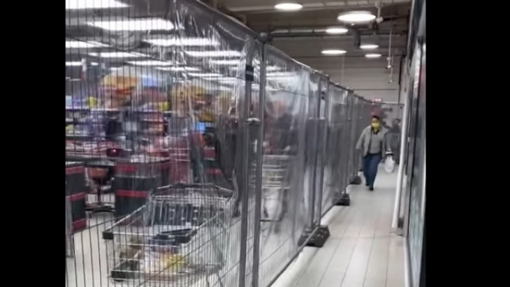 SCANDAL într-un supermarket Kaufland: Au separat cu gard metalic clienții vaccinați de cei nevaccinați