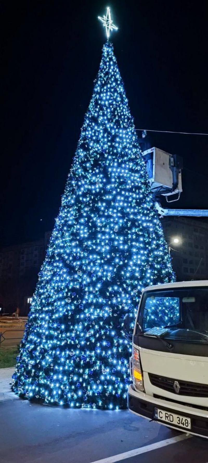 FOTO // Chișinăul îmbracă straiele pentru sărbătorile de iarnă. Brazi, luminițe și decorațiuni instalate în capitală