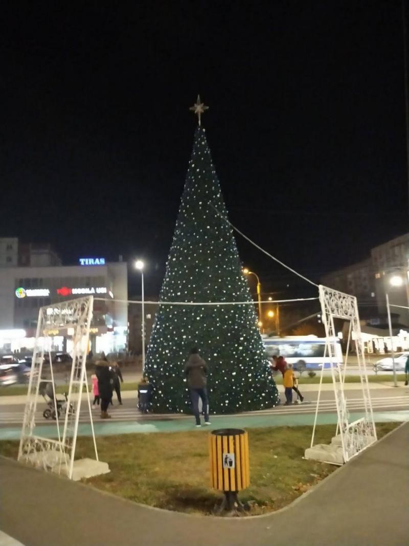 FOTO // Chișinăul îmbracă straiele pentru sărbătorile de iarnă. Brazi, luminițe și decorațiuni instalate în capitală