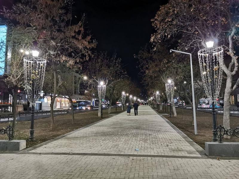 FOTO // Chișinăul îmbracă straiele pentru sărbătorile de iarnă. Brazi, luminițe și decorațiuni instalate în capitală