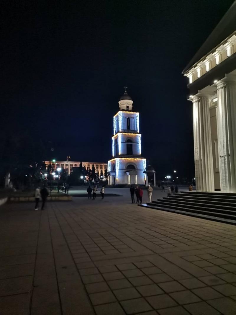 FOTO // Chișinăul îmbracă straiele pentru sărbătorile de iarnă. Brazi, luminițe și decorațiuni instalate în capitală